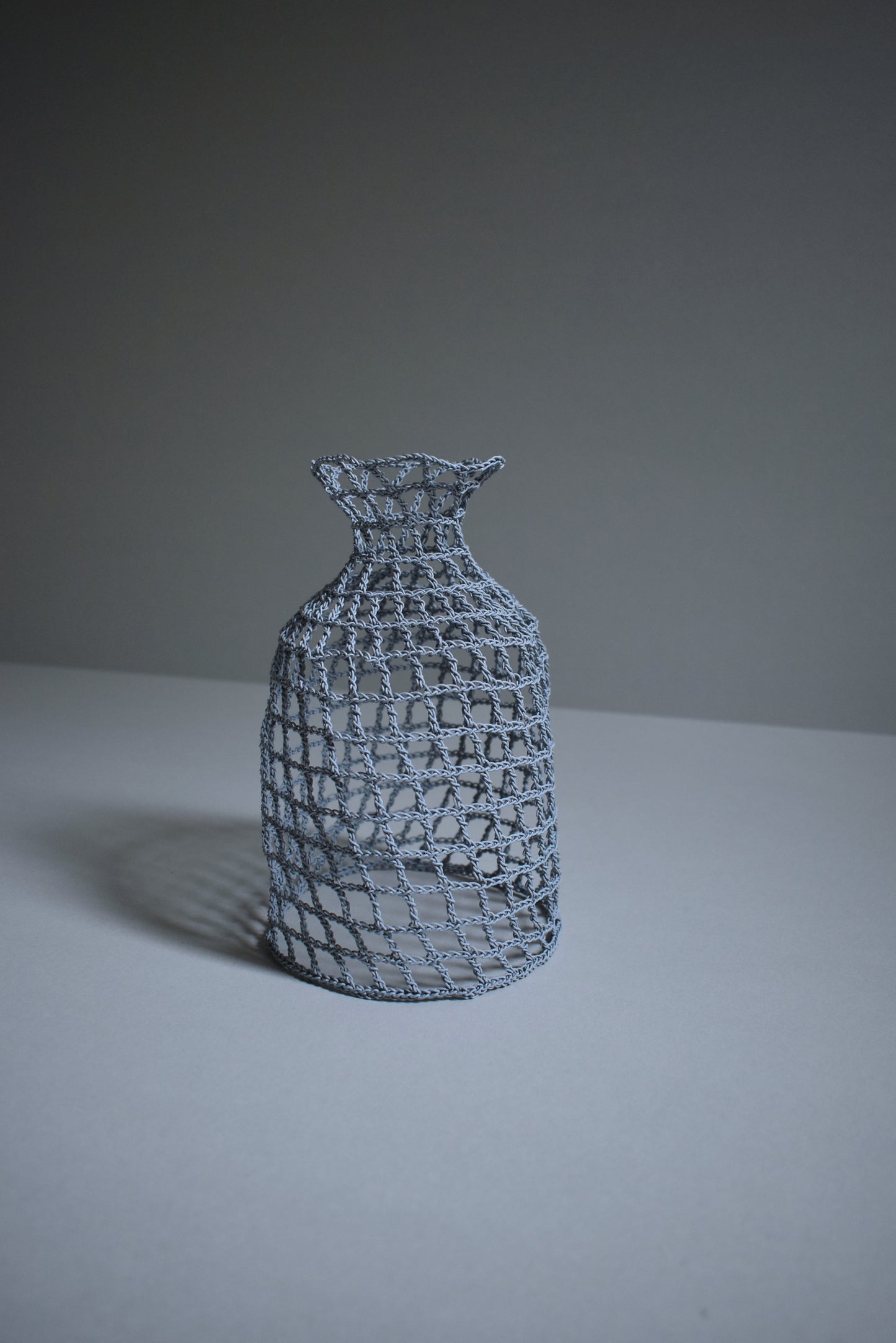 GRID VASE / cylinder / gray