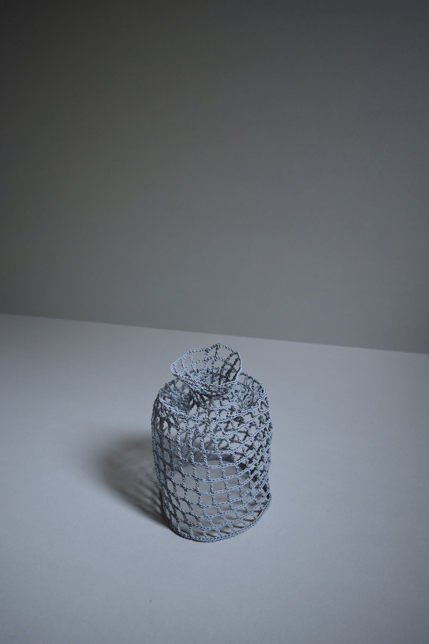 GRID VASE / cylinder / gray