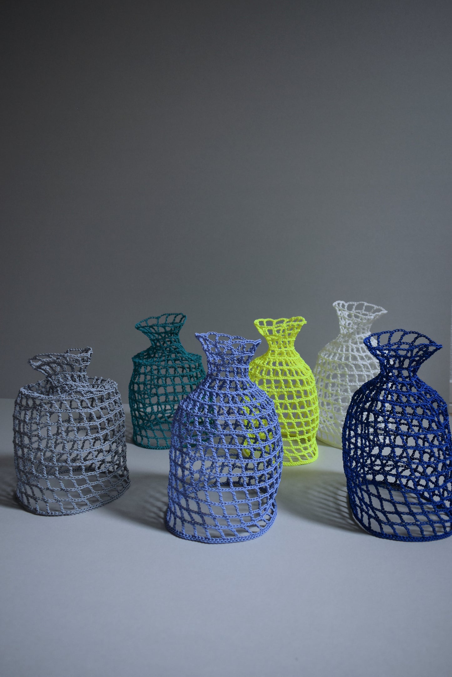 GRID VASE / cylinder / gray