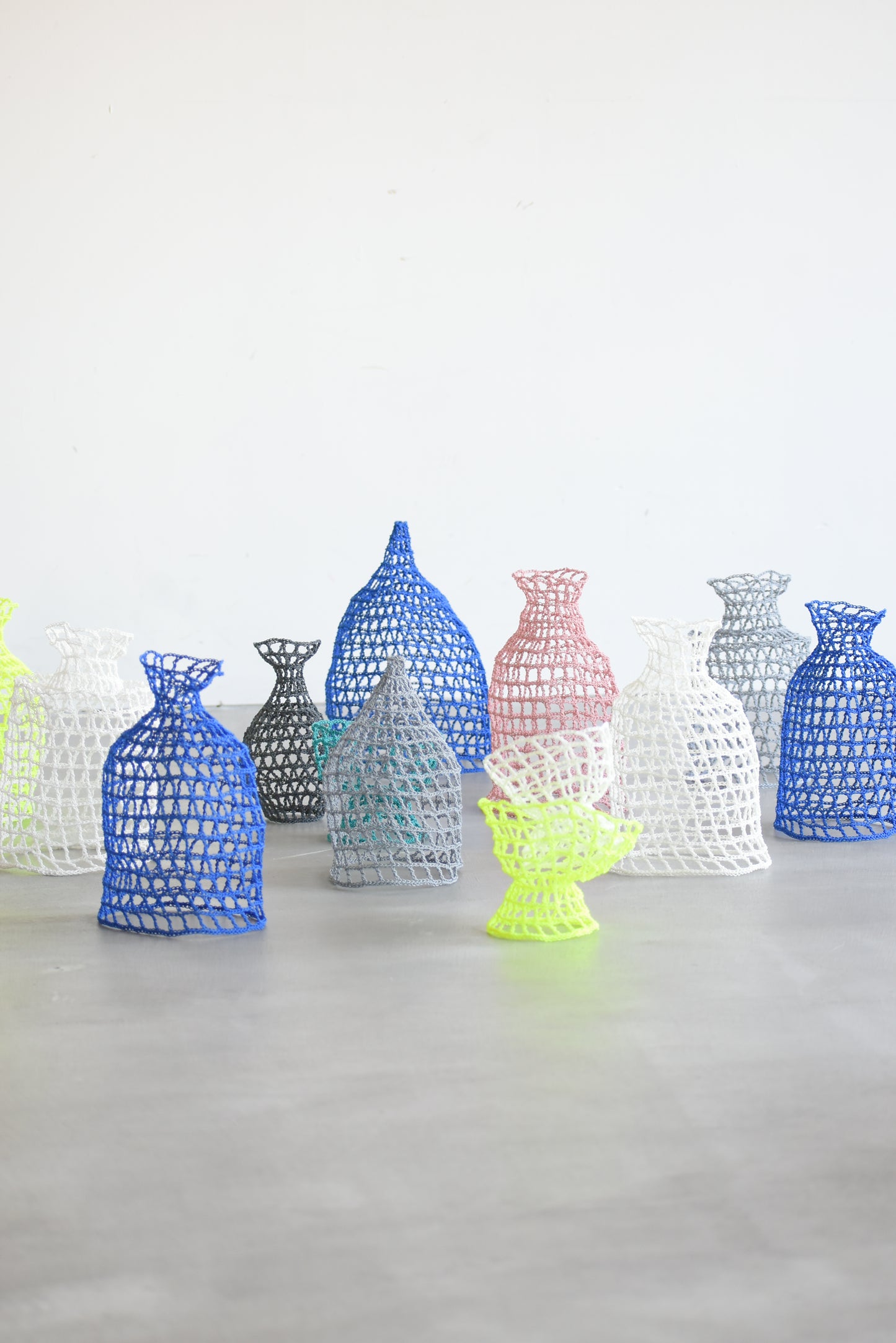 GRID VASE / cylinder / white