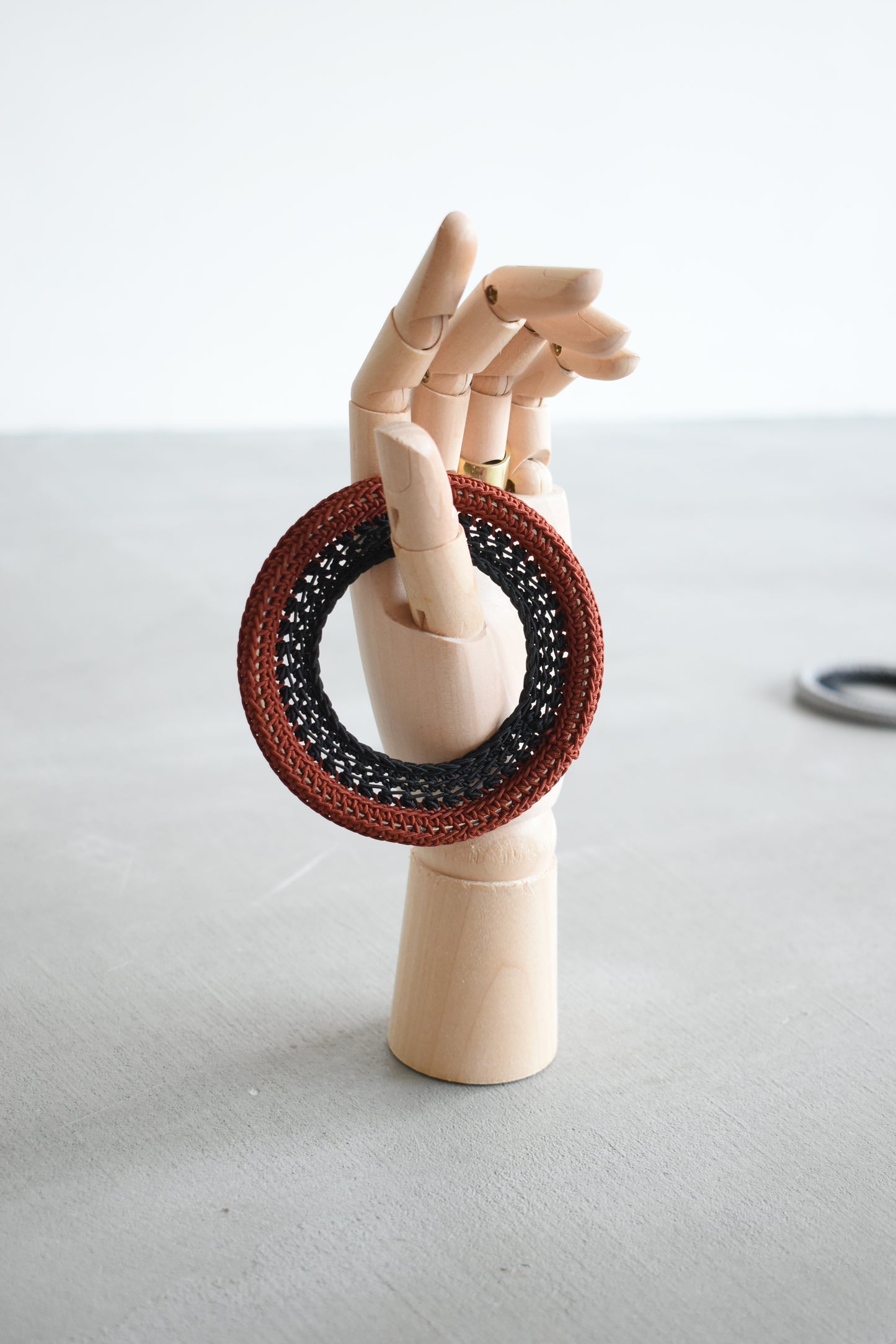 BANGLE / maroon × black