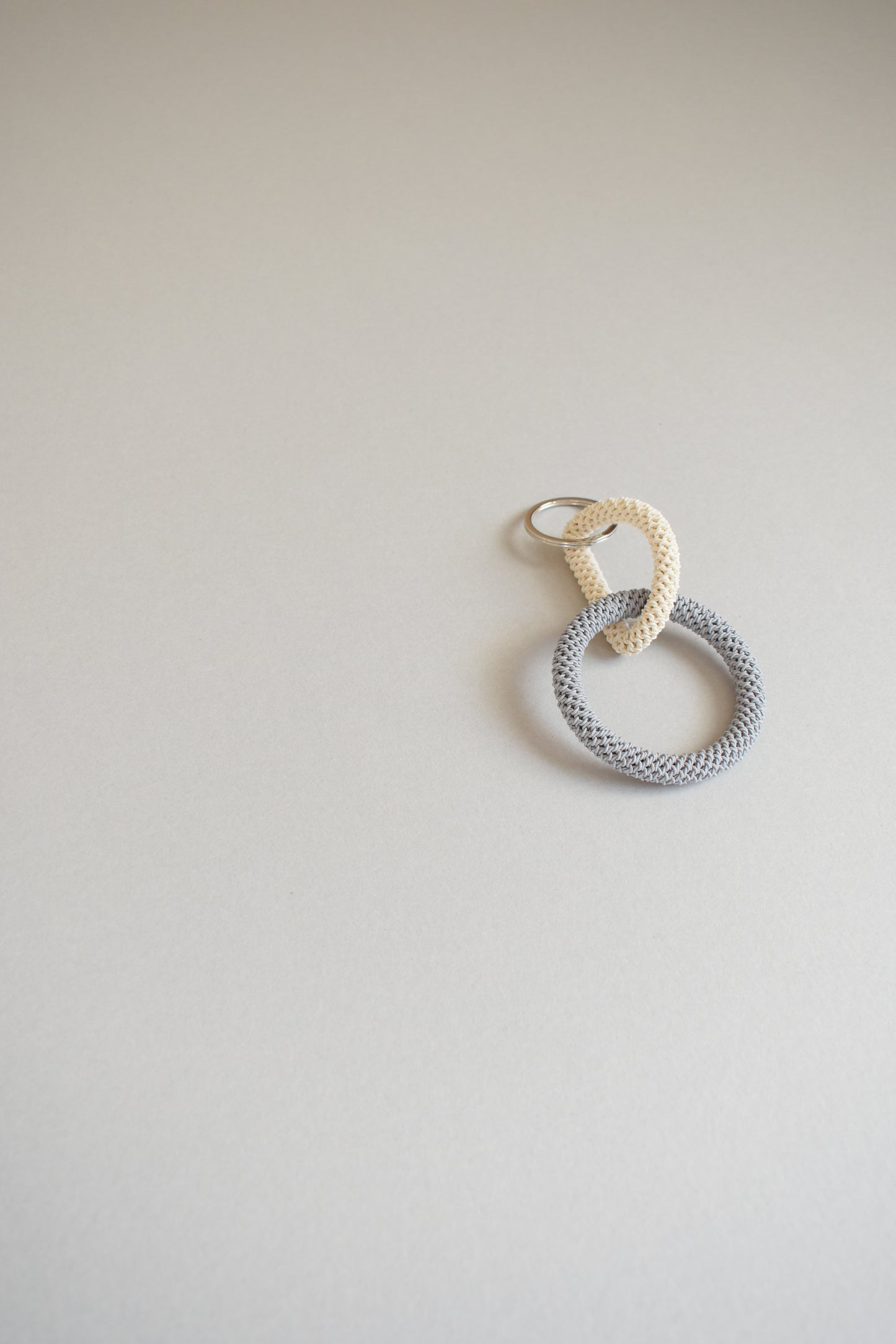 KEY CHARM / L / ivory × gray