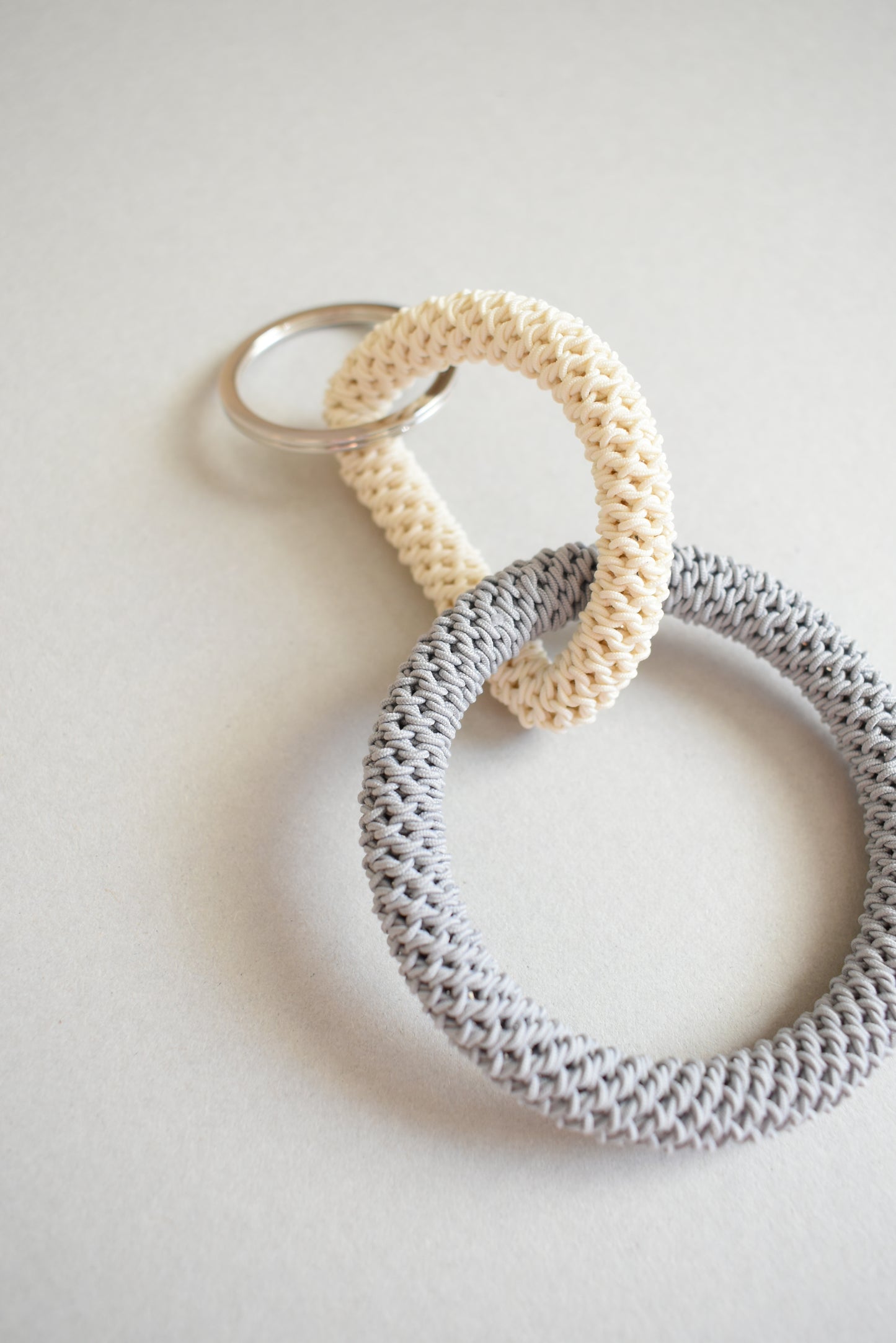 KEY CHARM / L / ivory × gray