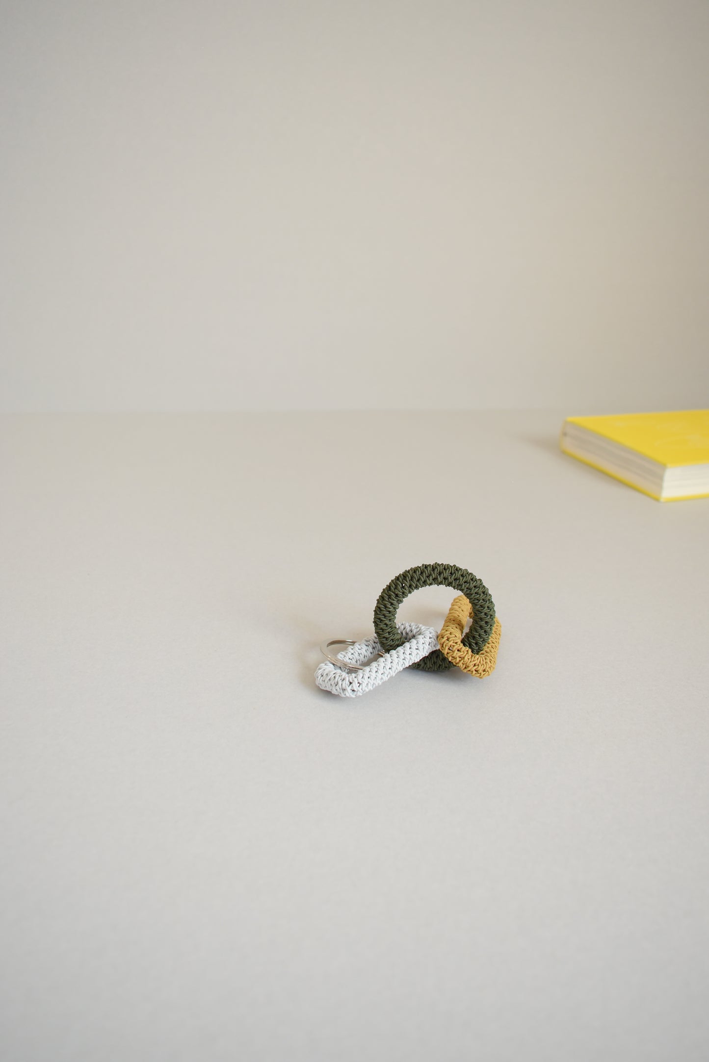 KEY CHARM / L / light gray trio