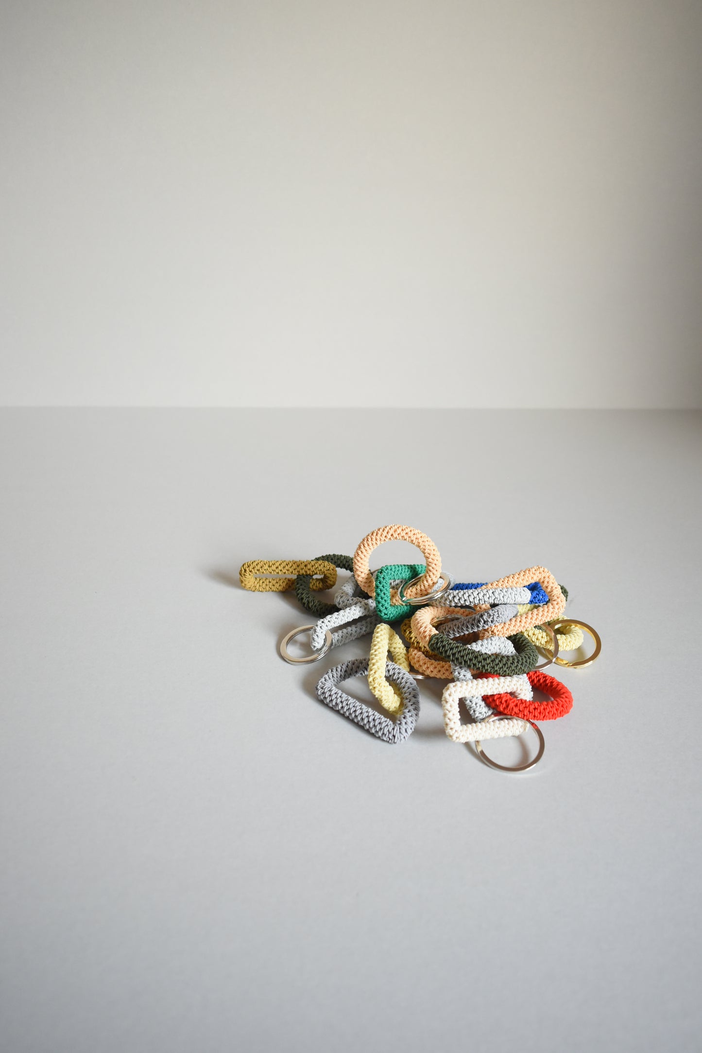 KEY CHARM / L / light gray trio