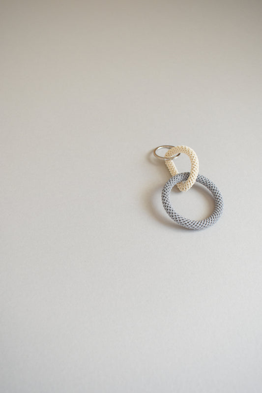 KEY CHARM / L / ivory × gray