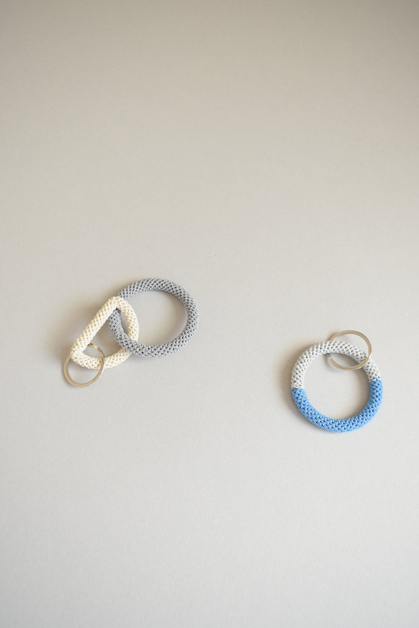 KEY CHARM / L / ivory × gray