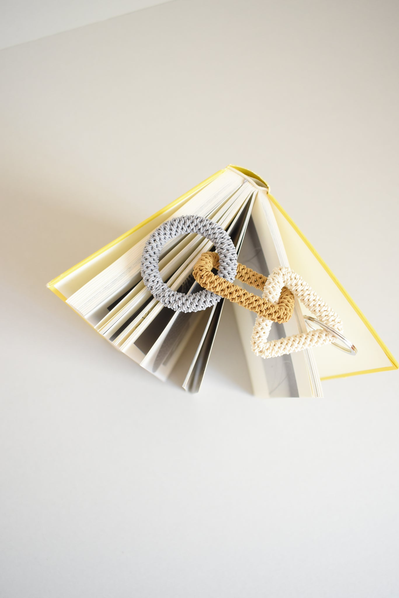 KEY CHARM / L / ivory trio