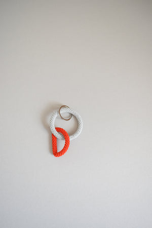 KEY CHARM / L / light gray × red