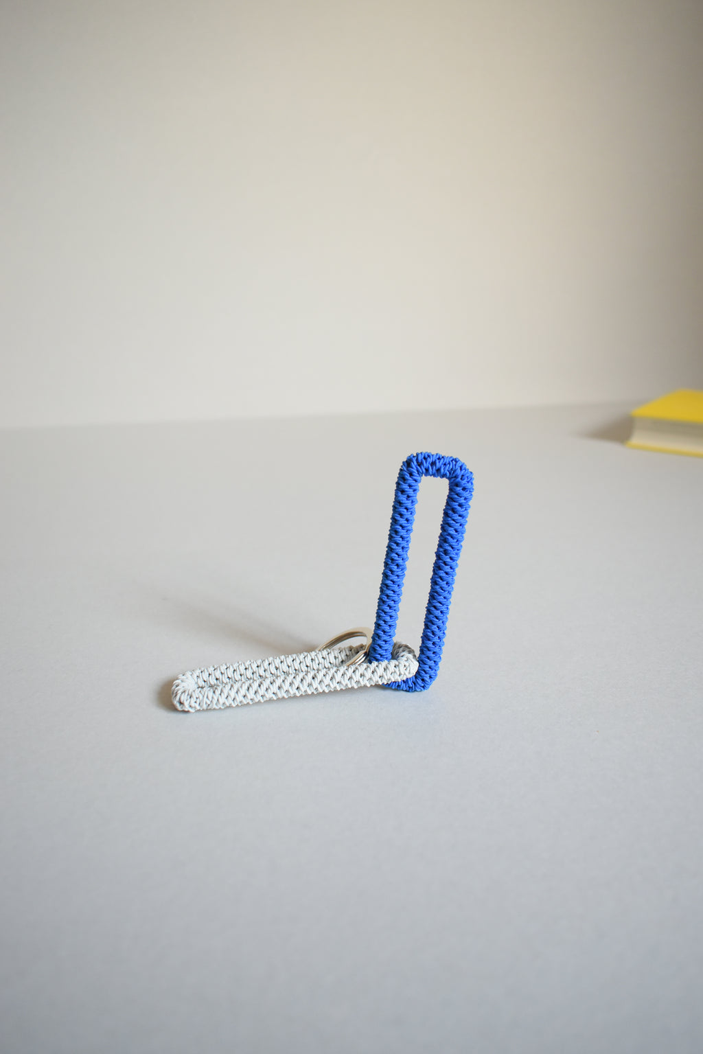 KEY CHARM / L / light gray × cobalt blue