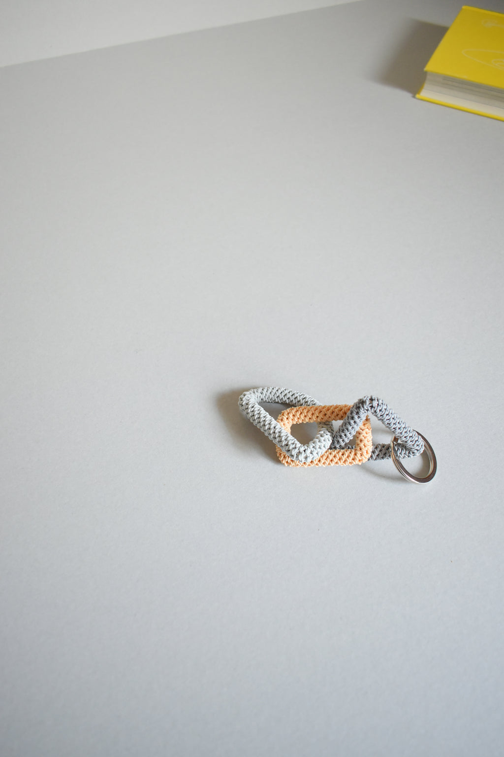 KEY CHARM / L / gray trio