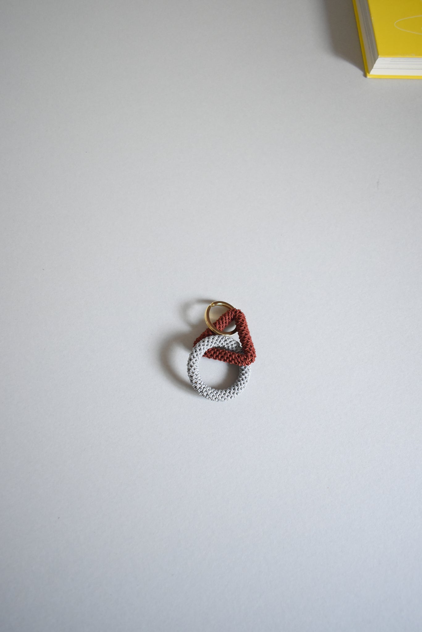 KEY CHARM / M / brown × gray